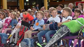 Lachen zum Schulanfang: Die Erstklässler der Hartmann-Baumann-Schule verfolgen den „zauberhaften Schmittini“, der in der Aula der Theodor-Heuss-Realschule lustige Zaubertricks und Vogel „Schärrar“ mitgebracht hat.