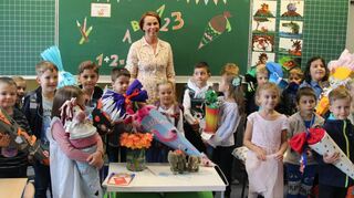 Erster Besuch im neuen Saal: die Klasse 1b der Schiller-Schule Reilingen mit Klassenlehrerin Heike Seeber-Eichhorn.