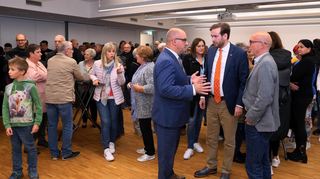 Politprominenz im Rettungszentrum: Jens Geiß (v. l.) tauscht sich mit dem Landtagsabgeordneten Andreas Sturm und Schwetzingens Oberbürgermeister Dr. René Pöltl aus. Im Saal sind rund 200 Menschen live beim „Showdown“ der Bürgermeisterwahl dabei. Einige Bürger stehen zudem vor dem Gebäudekomplex.