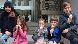 Helena (v. l.), Amelia, Natalie, Valentin und Julius macht es nichts aus, dass es etwas kühler ist – Eis schmeckt immer.