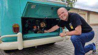 Dr. Michael Stuzmann aus Oftersheim ist der zweite Vorsitzende im MSC Schwet-zingen. Hier prüft er gerade den Ölstand seines T1-VW-Busses, der zum Verein gehört (auch kleines Bild).