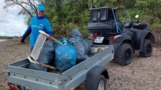 Beach-Cleaner Peter Gies mit seinem Quad sorgt dafür, dass die Müllsäcke und größere Teile abtransportiert werden.
