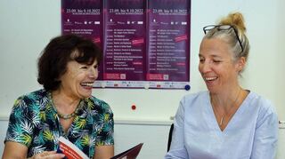 Rosa Grünstein (l.) und Katharina Simmert freuen sich auf das Mozartfest, das am Freitag beginnt.