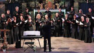 Der Schwetzinger Kammerchor „Quatro Forte“ unter der Leitung von Alexander Gütinger singt unter dem Titel „Frieden – Peace – Pace“ in der Kirche St. Pankratius.