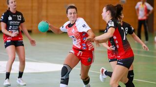Linksaußen Lena Peribonio zieht an Bensheimer Abwehrspielerin Jana Haas vorbei und erzielt eines ihrer beiden Tore. Insgesamt zieht die HSG St. Leon/Reilingen mit 20:29 den Kürzeren.