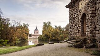 Hier ist die Moschee im Schwetzinger Schlossgarten zu sehen – vom Merkurtempel aus.