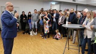Vor dem Abschied: Noch-Amtsträger Jens Geiß (l.) bedankt sich im Rettungszentrum für die Unterstützung im Wahlkampf und sagt beherrscht: „Es ist ein deutliches Ergebnis. Ich freue mich, dass Oftersheim einen kompetenten Bürgermeister bekommt.“