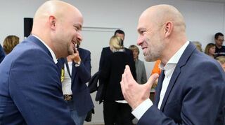 Bald Kollegen: Der neue Ketscher Bürgermeister Timo Wangler (r.) gratuliert Pascal Seidel zu dessen überzeugendem Wahlergebnis.