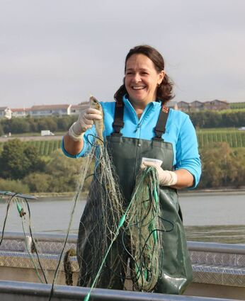 Fischerin Heike Winder holt ihren Fang aus dem Bodensee.