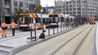Die RNV hatte vor dem Bahnhof ein viertes Gleis verlegt und die Haltestellen neu angeordnet.