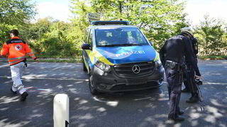 Der Wagen zeigt nach dem Unfall deutliche Spuren des Zusammenstoßes.