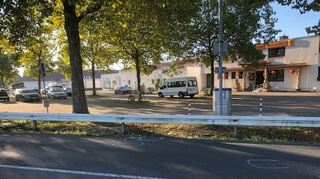 Am Unfallort sind die Zeichnungen auf der Fahrbahn auszumachen, die bei der Rekonstruktion des Unfallhergangs helfen sollen.