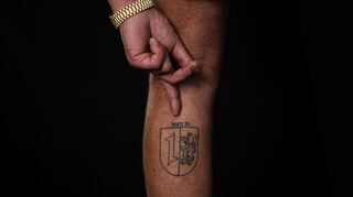 Die Heimatverbundenheit geht dem Rapper buchstäblich unter die Haut: Auf der linken Wade trägt er das Wappen seiner Geburtsstadt Mannheim mit dem Schriftzug "Born in".