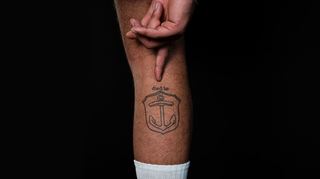 Die andere Wade verblüfft mit "Died In" über dem Ludwigshafener Wappen. Das soll heißen, dass Apache in der Stadt sterben möchte, in der er aufgewachsen ist.