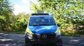 Der Polizeibus nach dem Unfall. Kühlerhaube und Frontscheibe weisen Spuren des Aufpralls auf.