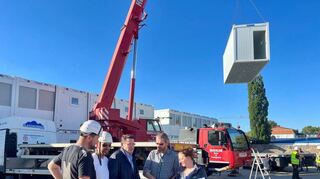 Im Gespräch über den umstrittenen Aufbau: Bürgermeister Stefan Weisbrod (M.) mit Nicole Spannagel (r.) und Martin Obst vom Baurechtsamt und Vertretern der Firma.