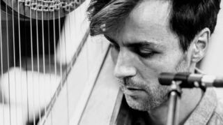 Simon Foerster wird im Atelier Späth seine Künste an der Harfe präsentieren. Das Publikum darf sich auf einen Liveauftritt in intimer Atmosphäre freuen.