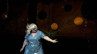 Discokugeln, die Planeten ähneln, hängen über Irina Maier an der Decke.