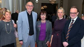 Am Freitagabend zur Eröffnung: Dr. Manfred Bräunig (v.l.), Angela Bräunig, Hans Moser, Rosa Grünstein, Katharina Simmert (Mozartgesellschaft) und Ralf Suermann von der Ponto-Stiftung freuen sich auf ein tolles Mozartfest.