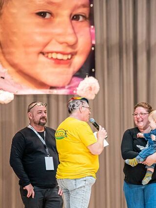 Ein rührender Überraschungsmoment: Kerstin Schmidt bekommt eine Spende – von einer Familienfeier herrührend – überreicht. Das hätte auch Emily (oben links) gefreut.