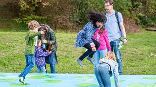 Beim „Rollenden Turnmobil Baden-Württembreg“ sollten die Kinder unter anderem wie ein Frosch von Seerosenblatt zu Seerosenblatt springen – das klappt hier prima!