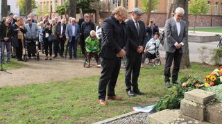 Gedenken an Johann Peter Hebel, der vor 196 Jahren starb: der stellvertretende Bürgermeister von Hausen, Harald Klemm (v. l.), Schwetzingens Oberbürgermeister Dr. René Pöltl und Prälat Professor Dr. Traugott Schächtele.