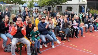 Trommelrhythmen und Capoeira – da spenden die vielen Gäste Applaus.