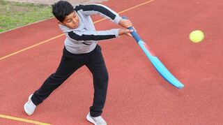 Schon wie ein Profi: Der siebenjährige Rishaan probiert die Sportart Cricket aus.