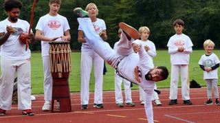 Die Capoeira-Gruppe „Abadá“ aus Schwetzingen zeigt Figuren des brasilianischen Kampftanzes.