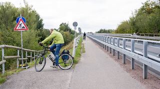 Die scharfe 180-Grad-Kurve für Radler an der Salierbrücke wird vorerst bestehen bleiben. Der Bau einer Rampe muss verschoben werden.