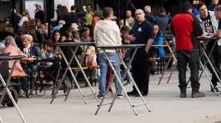 Die Feuerwehr lädt zu ihren Tagen der offenen Tür: Vor dem Gebäude stehen Biertische und Sonnenschirme. Zudem gibt es eine Getränke und Essenausgabe.