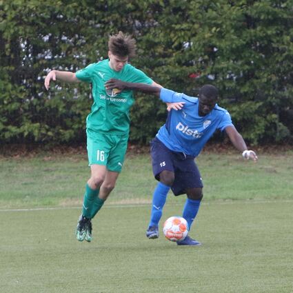 Fynn Dexheimer (l.) versucht seinen Gegenspieler Raphael Quedraogo den Ball streitig zu machen. Am Ende trennen sich die Spvgg 06 Ketsch und der SV 98/07 Seckenheim 1:1.
