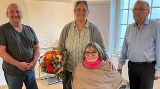 Nicole Blem (mit Blumen) wechselt zum 1. November vom Generationenbüro ins Ordnungsamt der Stadt. Werner Zieger (v. l.), Clau-dia Weitzel und Gerhard Rummel danken ihr für das unermüdliche Engagement und verabschieden sie aus dem Vorstand.
