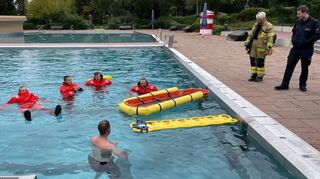 Für einige Einsatzkräfte war es das erste Mal, dass sie in einem Rettungsanzug ins Wasser konnten, um mit der neuen Schleifkorbtrage mit Schwimmkragen einen Menschen aus dem Wasser zu holen.
