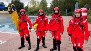 Auch die neuen „Ursuit Sea Horse“-Rettungsanzüge wurden bei der Übung im Freibad ausgiebig getestet – sie bieten viele Vorteile gegenüber den alten Anzüge, die altersbedingt ausgemustert werden mussten.