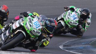 Dirk Geiger (60) aus Mannheim geht beim ersten Lauf der Supersportklasse 300 mit seiner Kawasaki in Führung.