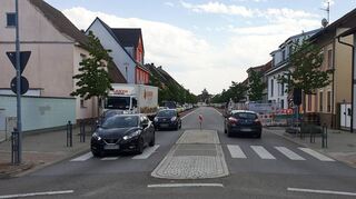 Die Waghäuseler Straße steht gleich zweimal auf der Tagesordnung der Ratssitzung. Zum einen geht es um das Thema Tempo 30, zum anderen um die Kurzzeitparkplätze, die derzeit durch die Baustelle rechts blockiert sind.