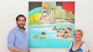Andreas Sturm und Dr. Blanka Mandel mit einem der bereits verkauften Kunstwerke der Ausstellung unter dem Motto „Die Leichtigkeit des Seins“.