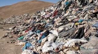 Gebrauchte Kleidungsstücke wie hier in der Atacama-Wüste liegen bergeweise in den unterschiedlichsten Regionen der Welt.