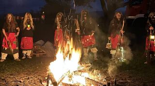 Imposant am Lagerfeuer: Die Buzzel-Hexen tragen traditionell Häs und Larve.