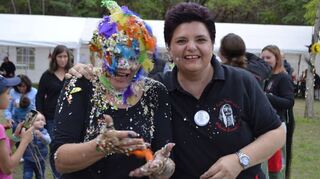 Gefedert und geschäumt: Alexandra Eccard-Bordne (l.) und Stephanie Fix feiern an der Grillhütte die Aufnahme neun neuer Buzzel-Hexen – der Spaß ist Trumpf!