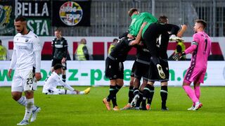Ein symptomatisches Bild: Während der Gegner (hier Hannover 96) jubelt, lassen die Sandhäuser Spieler enttäuscht die Köpfe hängen.