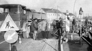 Einblicke in die Geschichte: Arbeiter – darunter auch aus der Türkei – im Jahr 1976 bei der Demontage der Straßenbahngleise auf der Nadlerstraße in Schwetzingen.