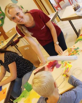 Christina „Chrissi“ Schönrock-Laubscher betreut das Kinderprogramm – hier werden kleine Drachen gebastelt.