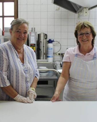 Gute Laune in der Küche und auch an der Essensausgabe gibt’s ein Lächeln dazu: Ursula Richter (r.) und Gabi Herrenkind.