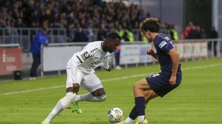 Johannes Dörfler (links) vom SV Waldhof geht ins Dribbling gegen Henry Jon Crosthwaite.