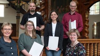 Oberkirchenrätin Marianne Wagner (l.) mit den neuen Vikaren: Lina Sophie Ehrmann, Denis Schödler, Theresa Gilcher, Maximilian Kölsch, Jasmin Mannschatz beginnen nun ihren Vorbereitungsdienst.