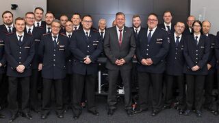 Inmitten zahlreicher Kameraden der Freiwilligen Feuerwehr: Daniel Ernst (Mitte neben Oberbürgermeister Marcus Zeitler und dem aktuellen Kommandanten Franz Sommer) freut sich über die einhellige Zustimmung des Gemeinderats.