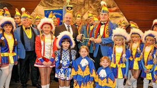 <p>Beim Rathaussturm hatte der ECC mit Sitzungspräsident Thomas Buchwitz ein leichtes Spiel und erhielt ohne Gegenwehr von Bürgermeisterstellvertreter Trudbert Orth den Rathausschlüssel.</p>