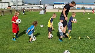 Emilia (v. l.), Damian, Milan, Mika und Oliver bei ersten Ballübungen mit Jugendtrainer Marcus Lauer.
